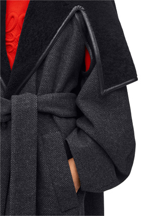 LOEWE Abrigo en lana con cinturón y cuello de lana de oveja Gris Carbon