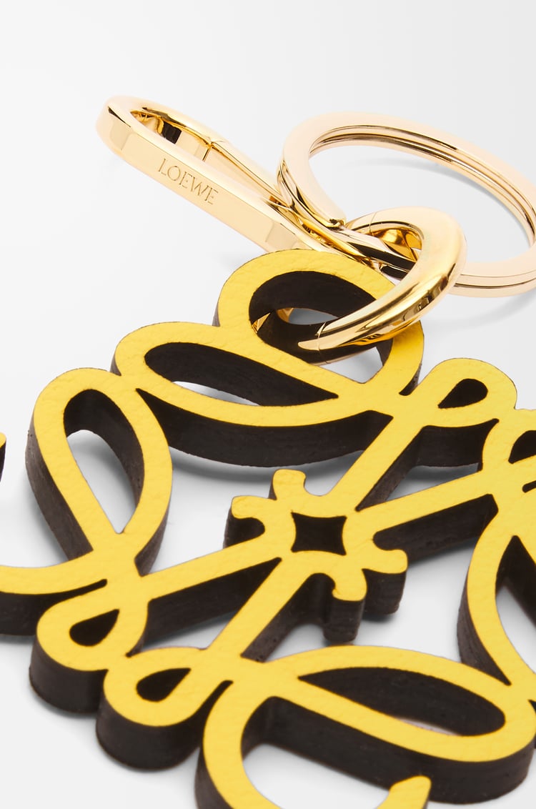 LOEWE Charm Anagram en piel de ternera Amarillo/Dorado