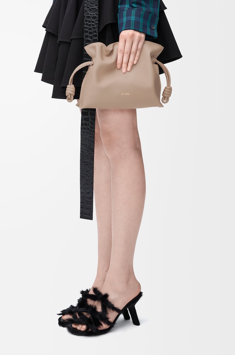 LOEWE 迷你納帕小牛皮 Flamenco 手拿包 沙色