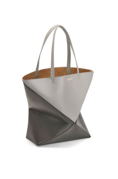 LOEWE XL Puzzle Fold Tote in shiny calfskin 珍珠灰/深灰色 plp_rd