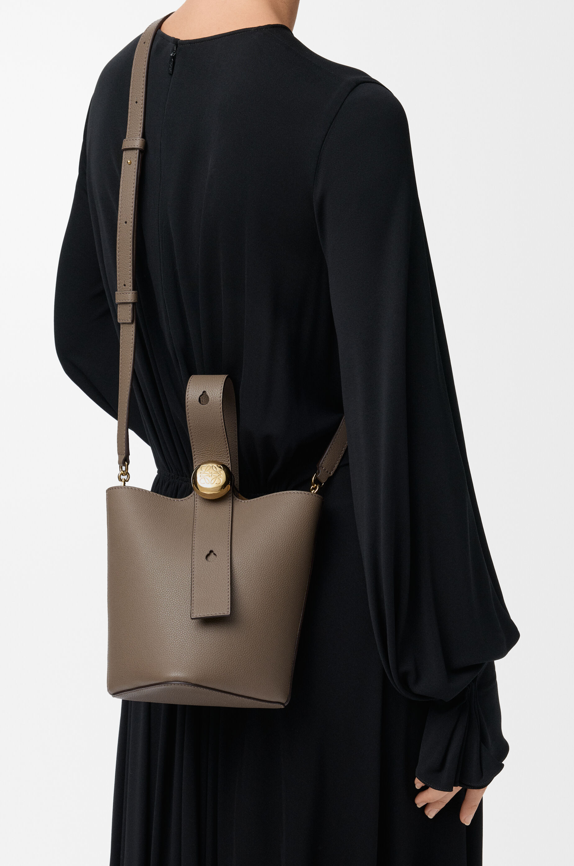 ぺブル バケットバッグ ミニ（ソフトグレインカーフ） ブラウン - LOEWE