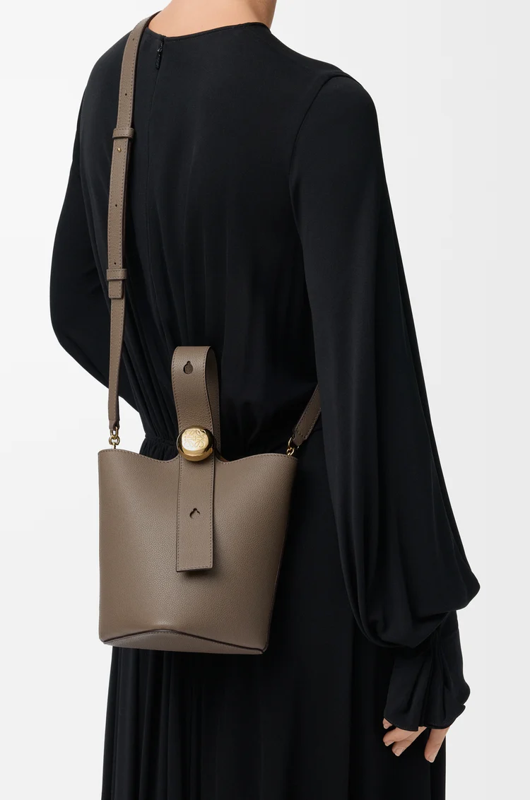 LOEWE Mini Pebble Bucket Bag aus weichem, genarbtem Kalbsleder Taupe