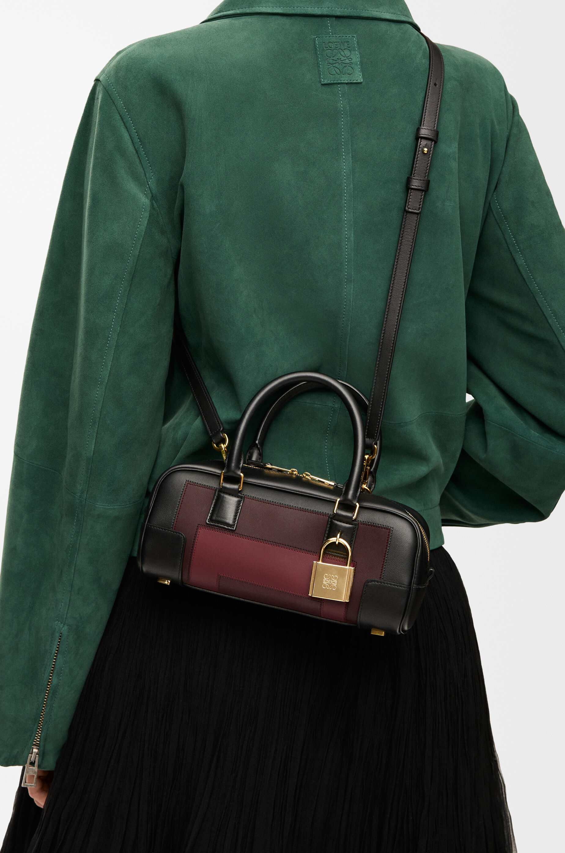 アマソナ23 クロップド バッグ（ナパカーフ） ブラック - LOEWE