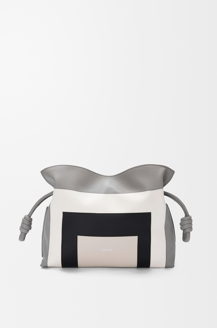 LOEWE Mittelgroße Flamenco Clutch aus Nappa-Kalbsleder Grau/Light Ghost