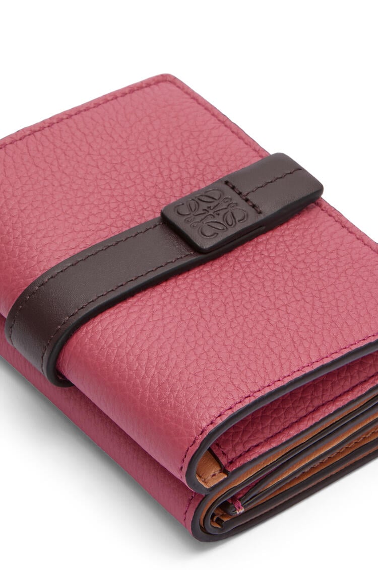 LOEWE Trifold wallet in soft grained calfskin Plumrose/Chocolate