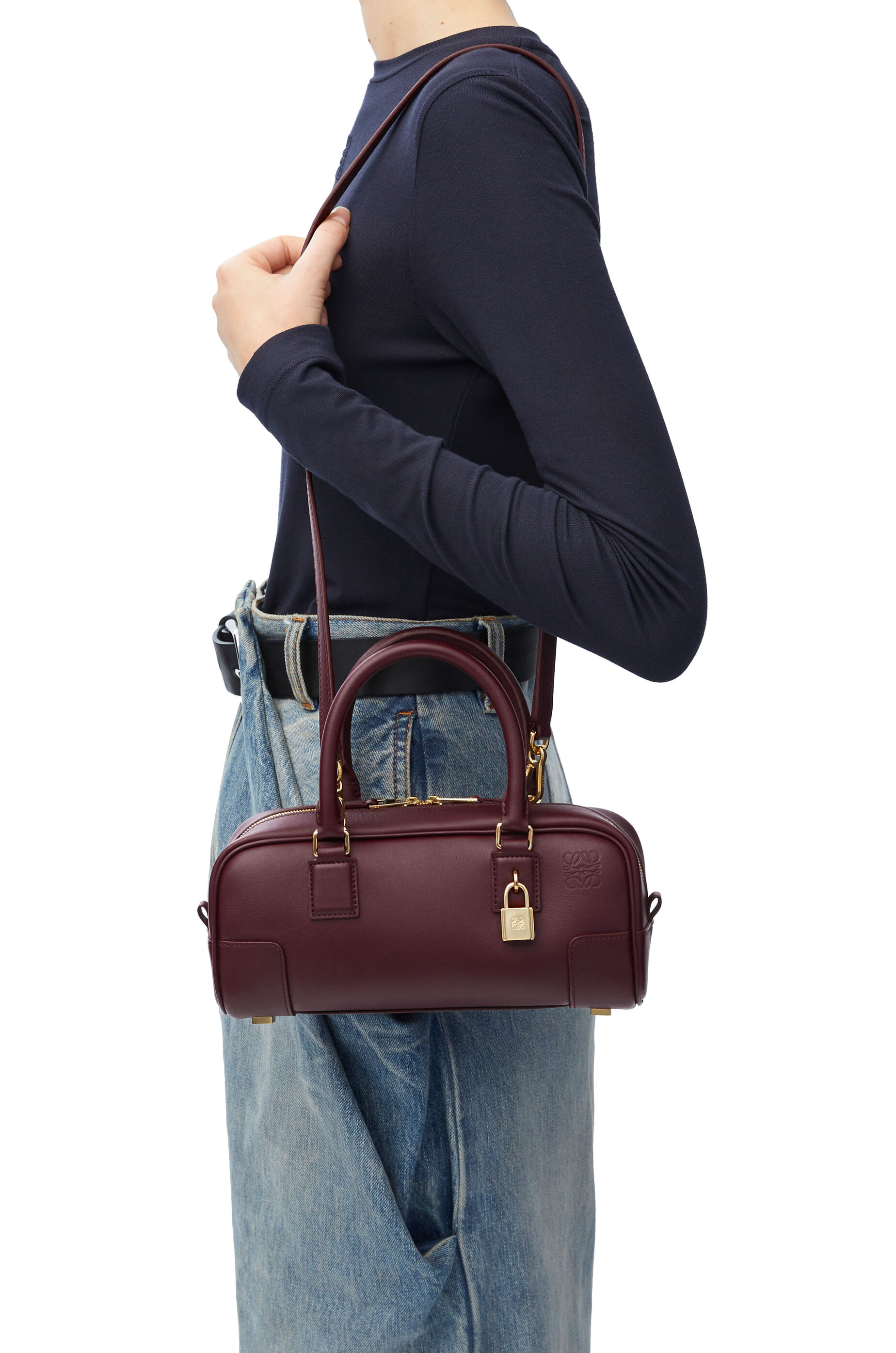 アマソナ23 クロップド バッグ（ナパカーフ） ダークバーガンディ - LOEWE