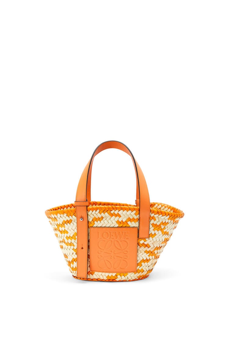 LOEWE Small Basket bag in palm leaf and calfskin Natural/Apricot pdp_rd