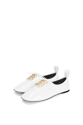 LOEWE Zapato derby suave en charol con anagrama Blanco plp_rd
