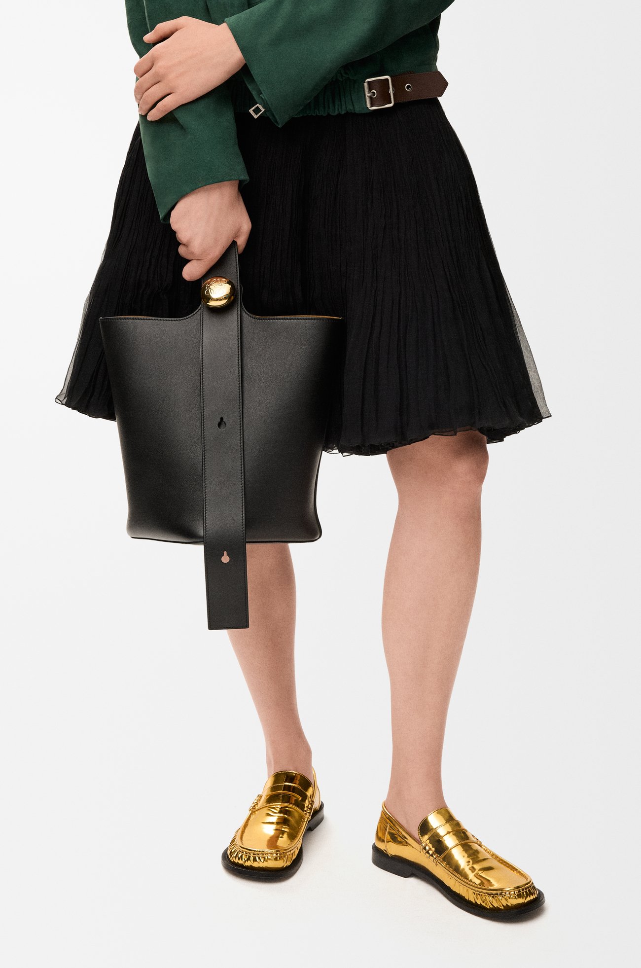 LOEWE Medium Pebble bucket in smooth calfskin Black