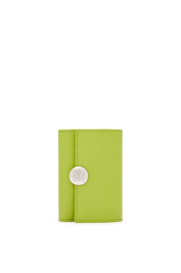 LOEWE ぺブル バーティカル ウォレット スモール（シャイニーナパカーフ） グリーンリーフ