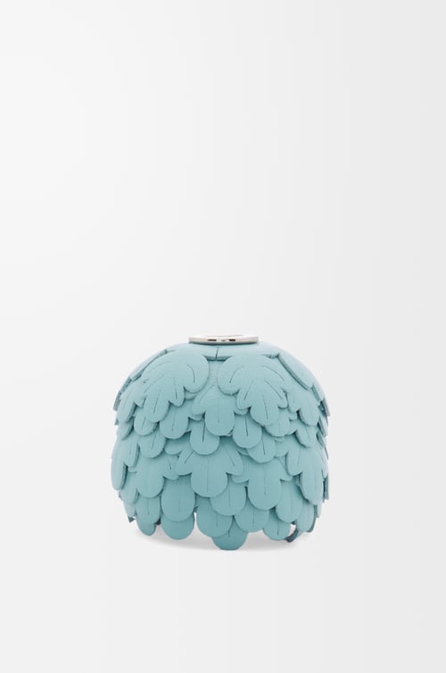 LOEWE Charm Leaves en piel de ternera Agua plp_rd