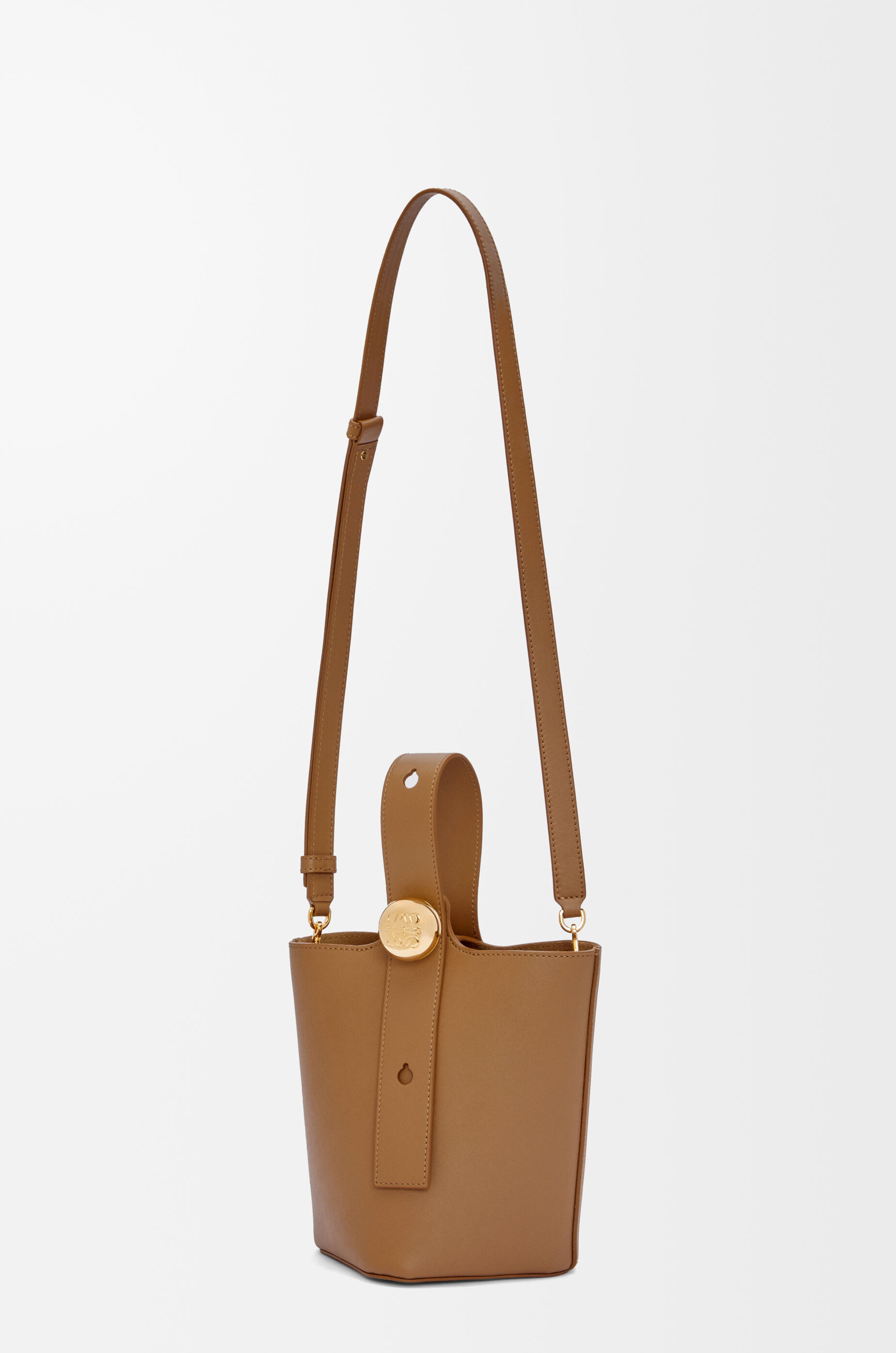 ペブル バケットバッグ ミニ（スムースカーフ） ブラウン - LOEWE