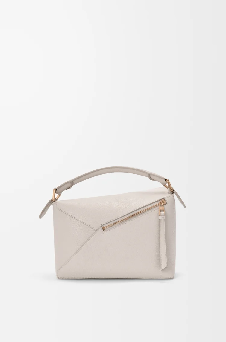 LOEWE Bolso Puzzle Edge pequeño en suave piel de ternera graneada Gris Claro