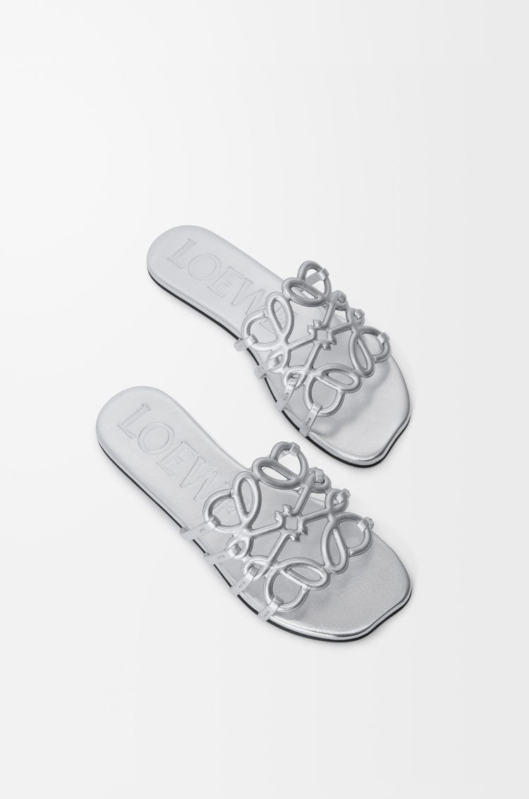LOEWE Mules Petal Anagram en cuir d'agneau laminé Argent