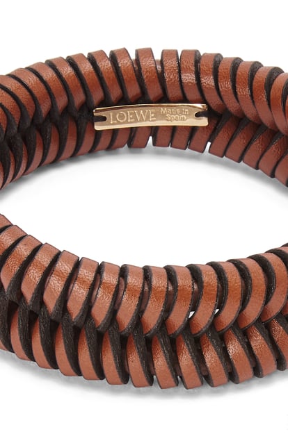 LOEWE Bracelet Interlock en cuir de veau classique TAN plp_rd