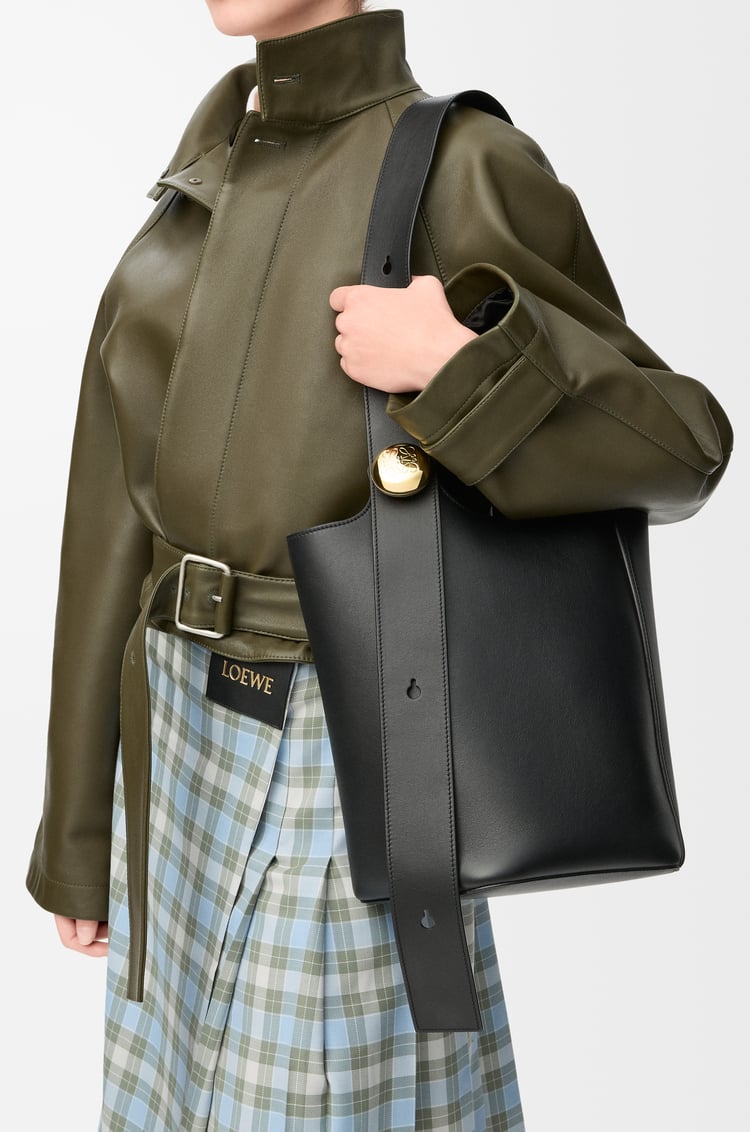 LOEWE Medium Pebble bucket in smooth calfskin Black
