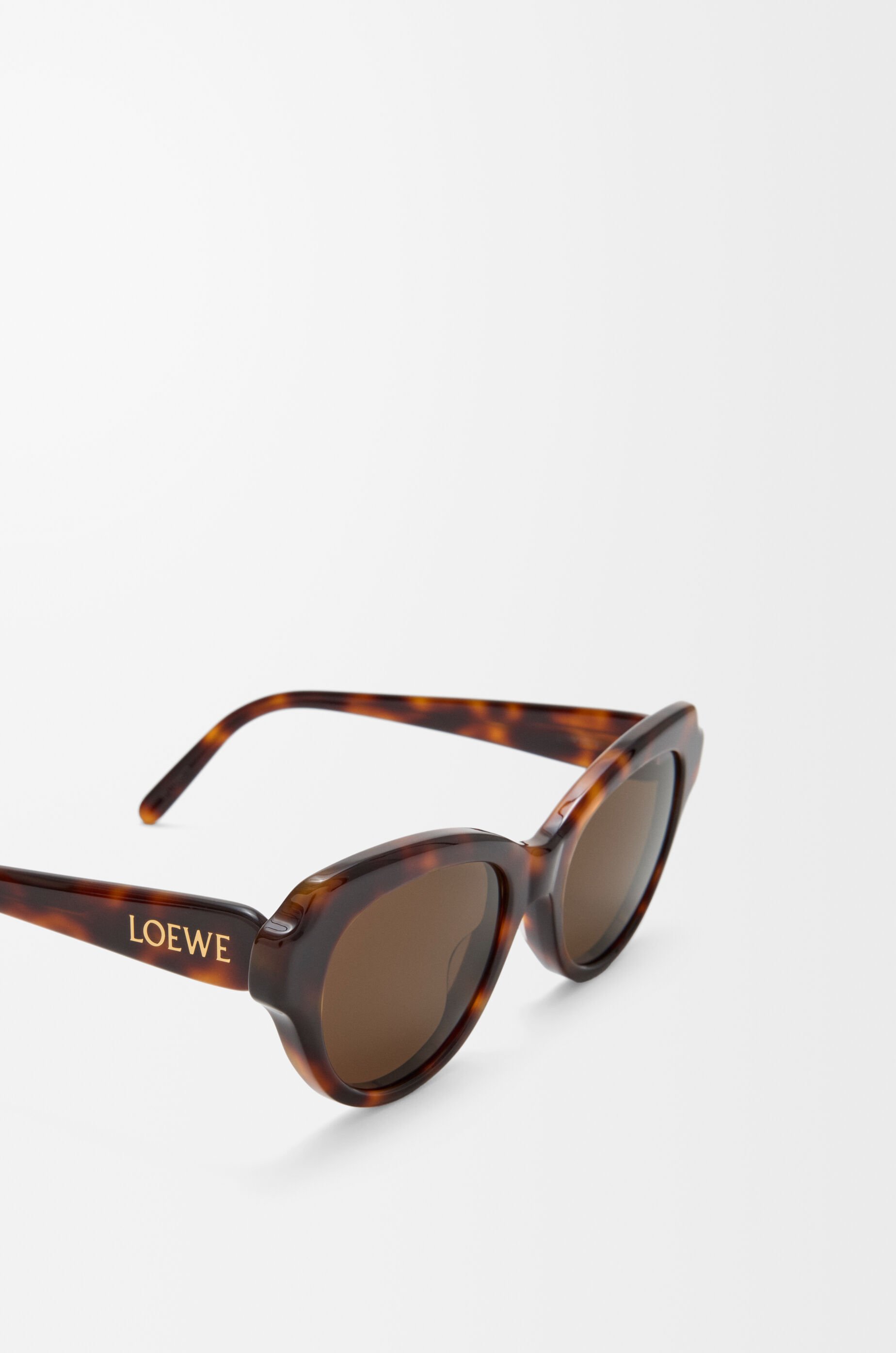 通年楽しめる主役級アイテム【LOEWE】スワン スリム サングラス スワン スリム サングラス ブラウン - LOEWE