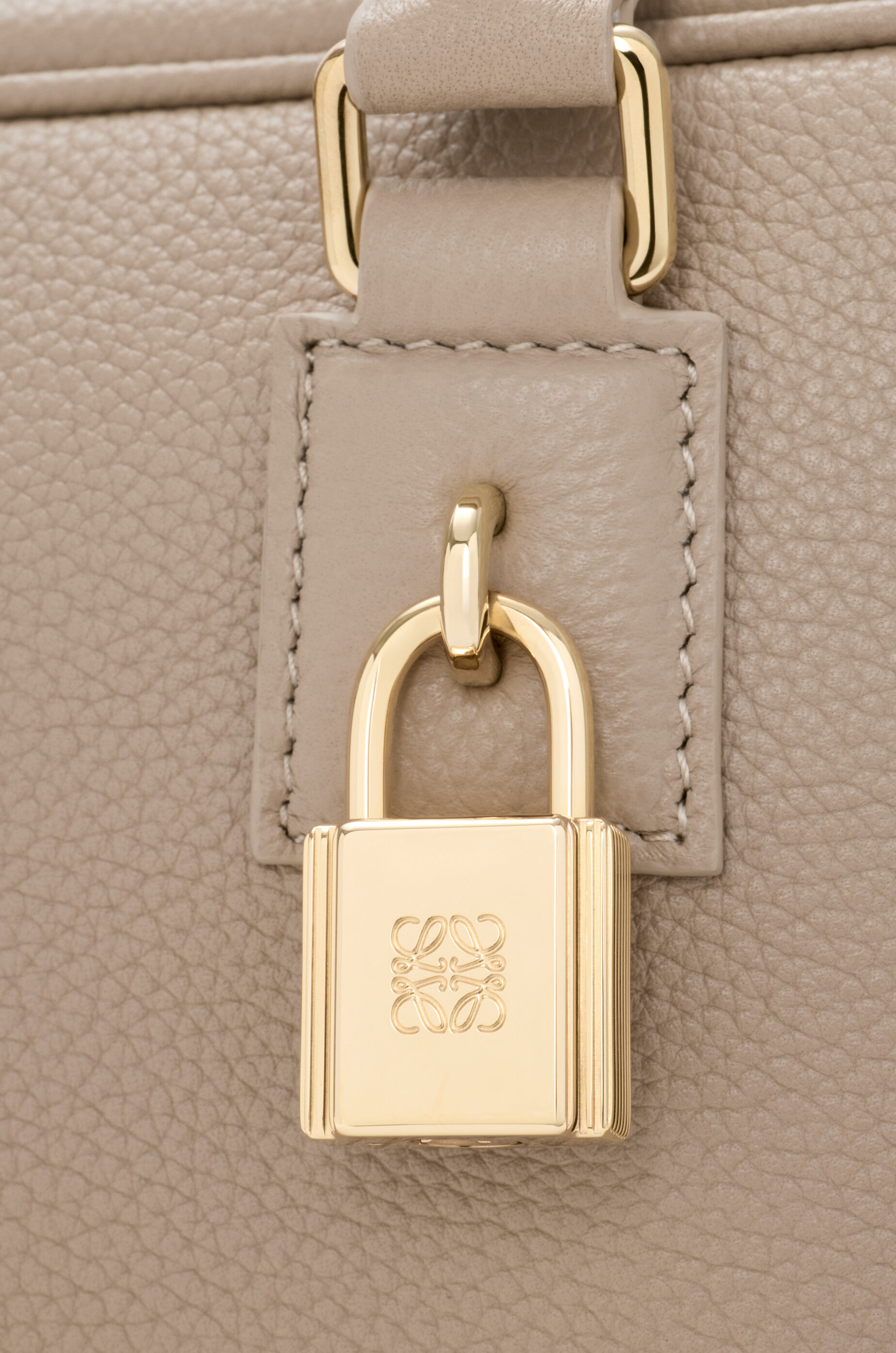 アマソナ23 バッグ（ソフトグレインカーフ） ブラウン - LOEWE Japan