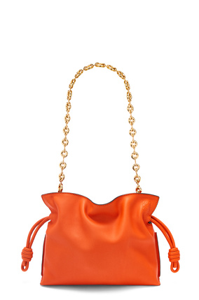 LOEWE Bolso Flamenco clutch mini en piel napa de ternera con cadena Naranja