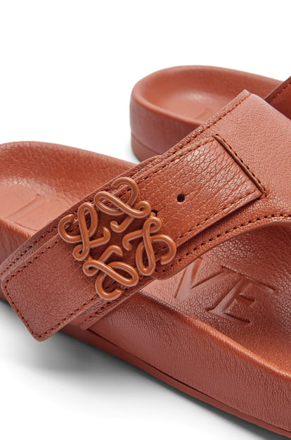 LOEWE Anagram ease sandal in kidskin 棕褐色 plp_rd