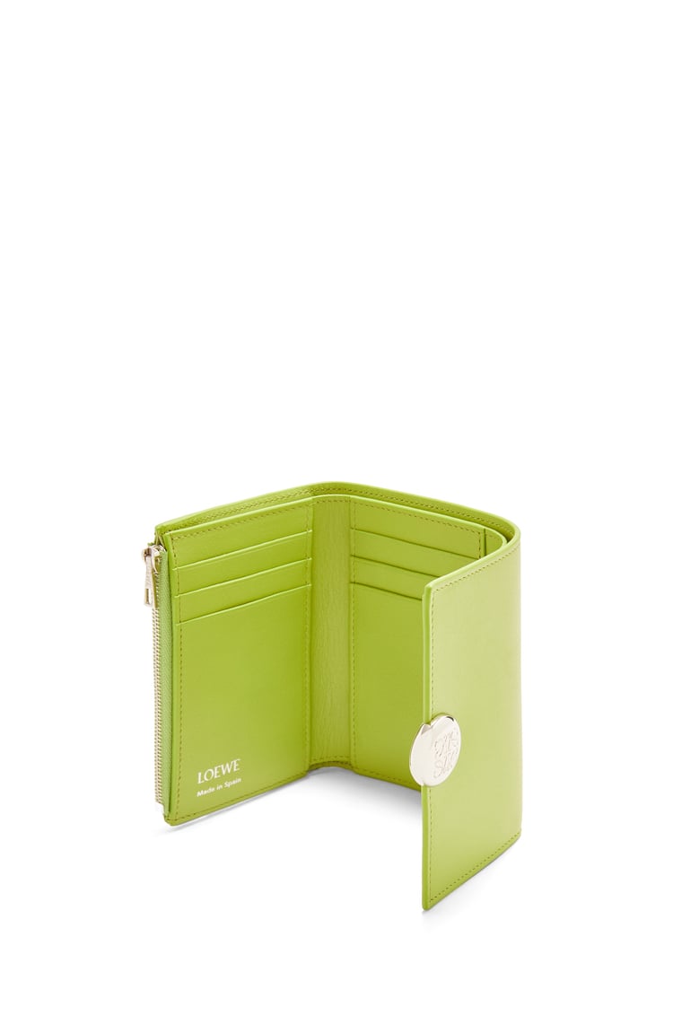 LOEWE ぺブル バーティカル ウォレット スモール（シャイニーナパカーフ） グリーンリーフ