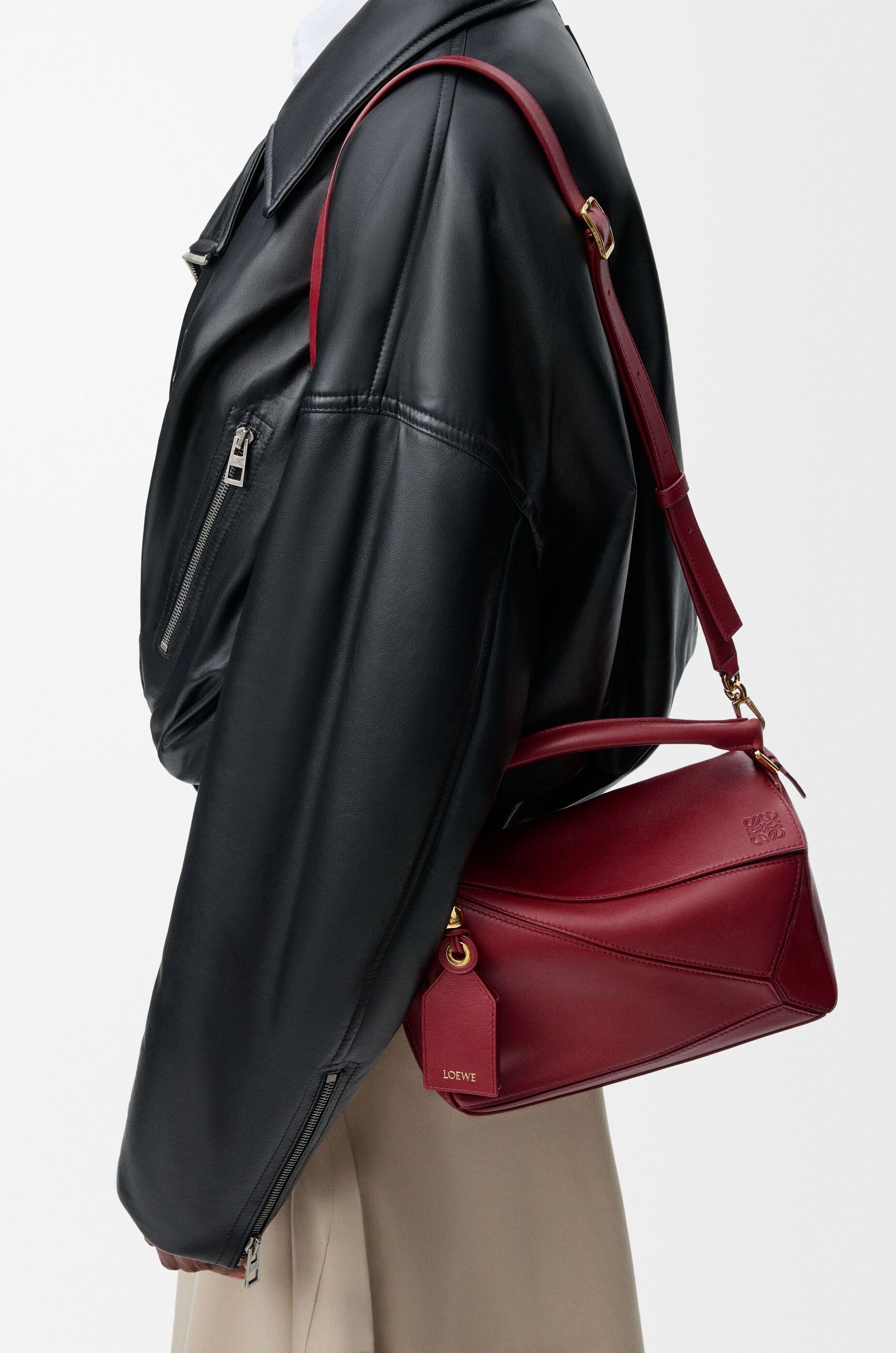 フェザーライト パズルバッグ スモール（ナパラム） レッド - LOEWE