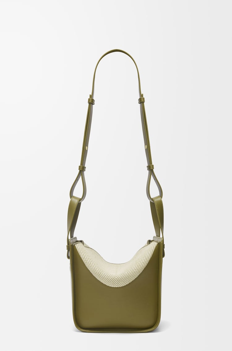 LOEWE Bolso Hammock Compact en piel de ternera y lona Oliva