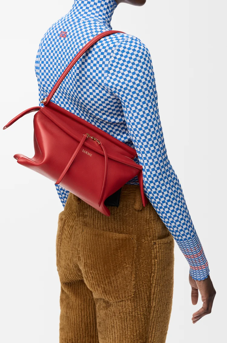 LOEWE Bolso Whisker pequeño en piel de ternera satinada Rojo Carmín