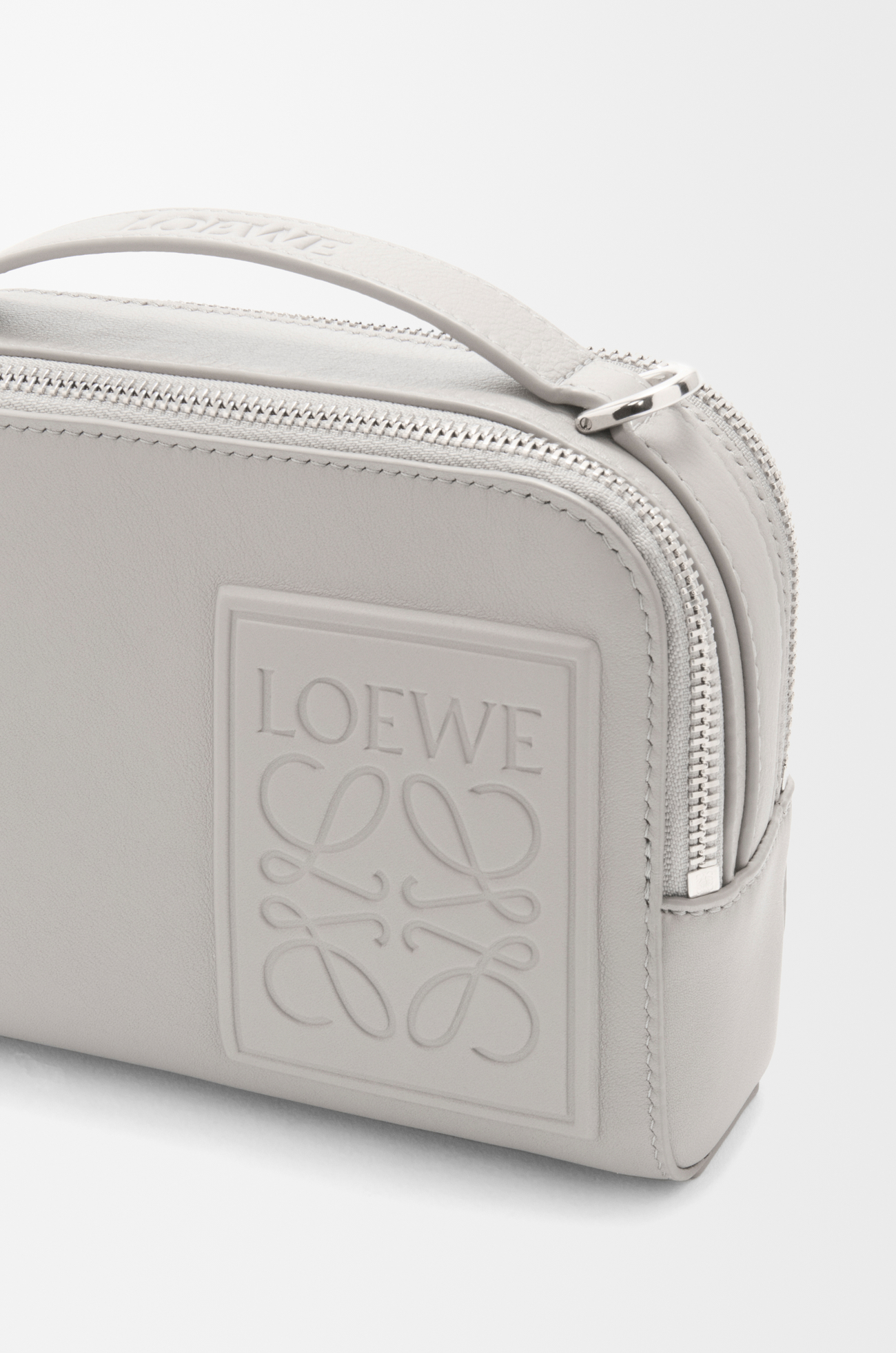 LOEWE Bolso bandolera Mini Camera en piel de ternera satinada Gris Valva plp_rd