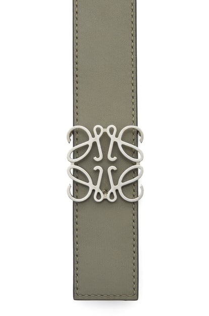 LOEWE Cinturón reversible en piel de ternera lisa con Anagrama Verde Caqui/Marrón plp_rd