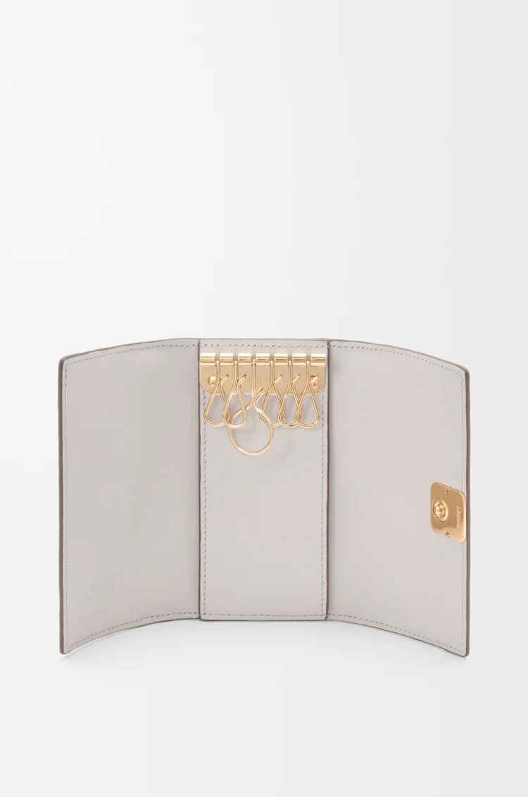 LOEWE Llavero Anagram en piel de ternera graneada Gris Claro