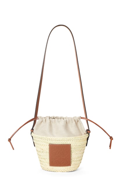 LOEWE Drawstring bucket bag in palm leaf and calfskin 自然色/棕褐色 plp_rd