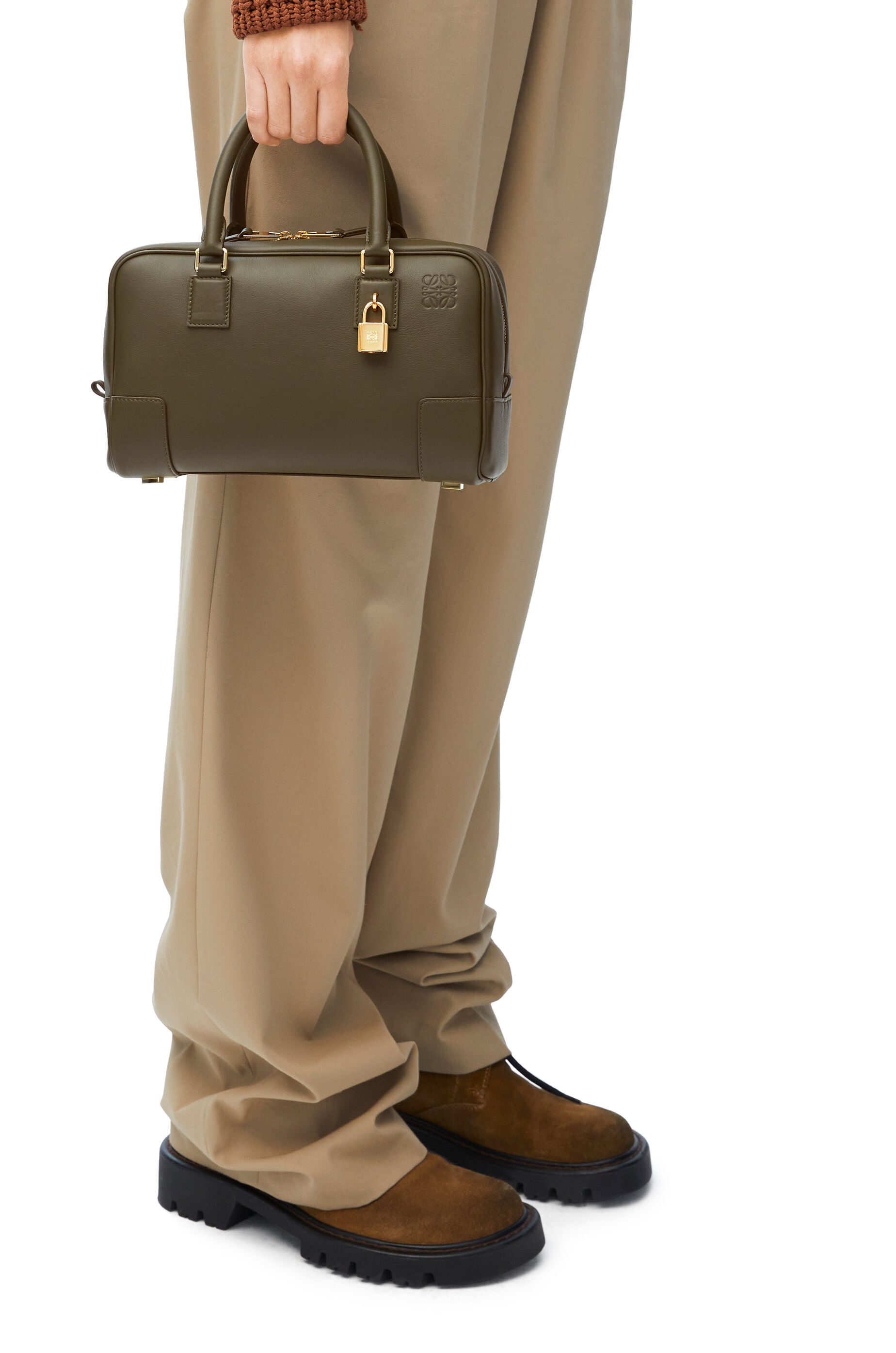 アマソナ23 バッグ（ナパカーフ） ダークカーキグリーン - LOEWE
