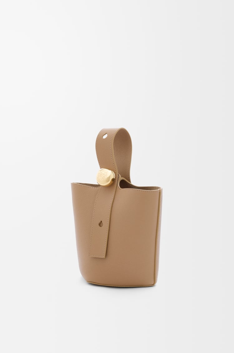 LOEWE Borsa a secchiello Pebble mini in morbida pelle di vitello granata Latte