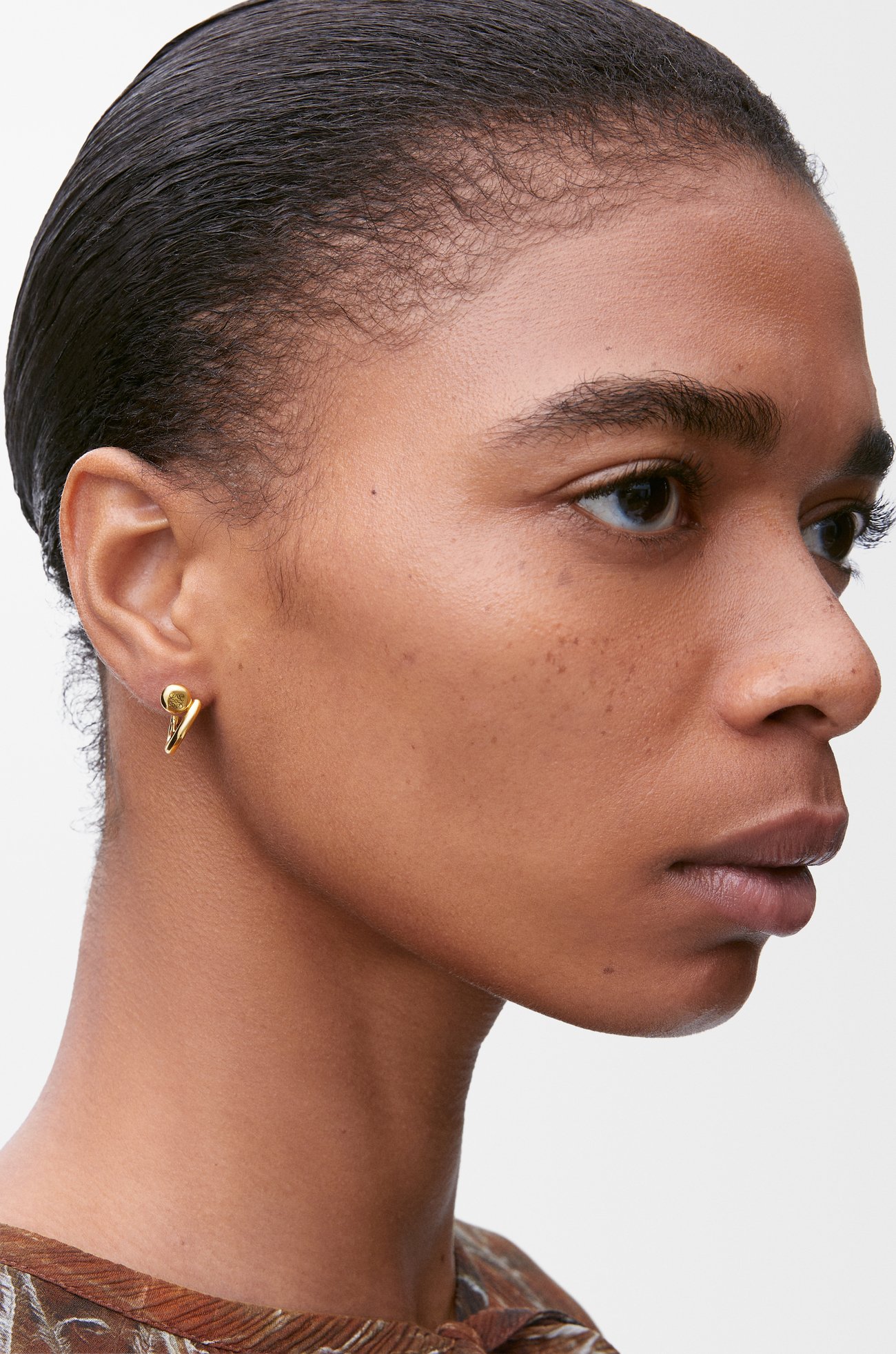 LOEWE アナグラム ペブル フープピアス ミニ（スターリングシルバー） ゴールド