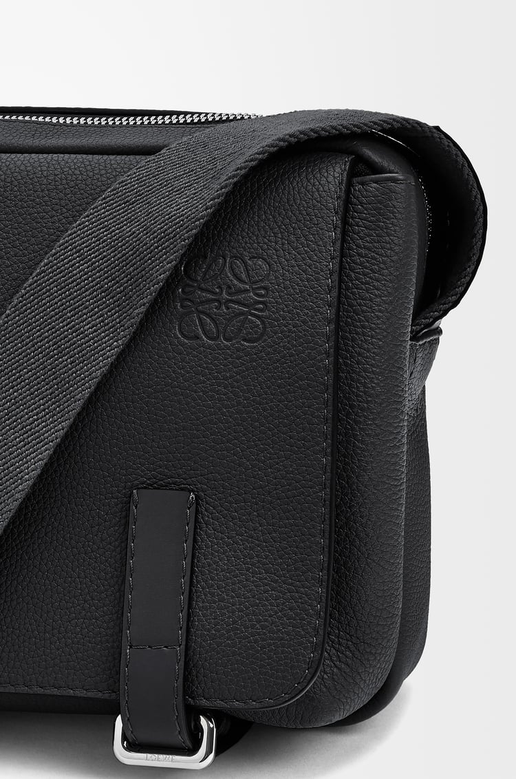 LOEWE Bolso Military Messenger XS en piel de ternera Negro