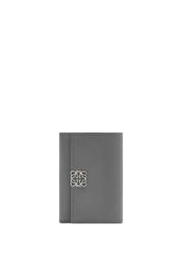 LOEWE Anagram small vertical wallet in pebble grain calfskin Asphalt Grey