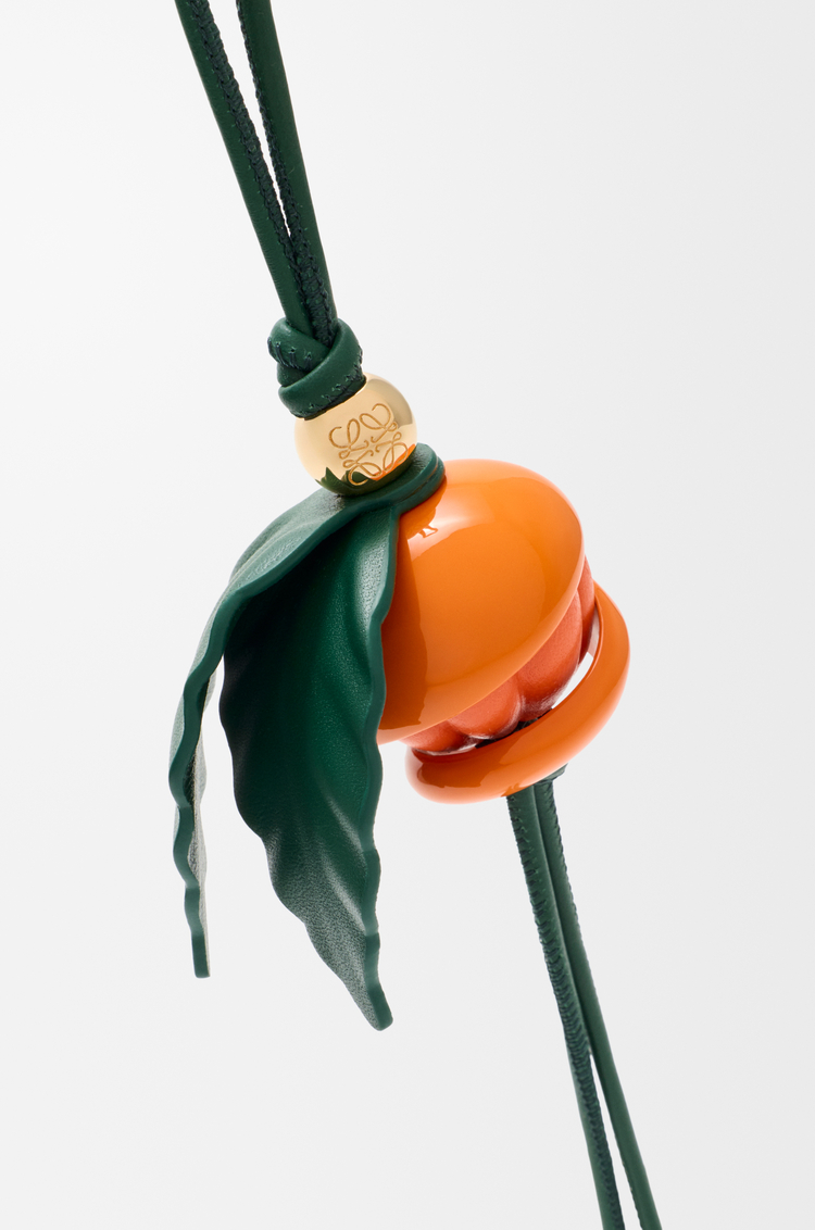 LOEWE Bijou de sac orange pelée en laiton et cuir de veau Orange