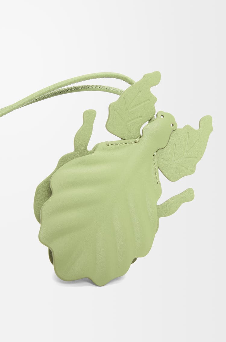 LOEWE Llavero con charm Leaf insect en piel de ternera Pera Claro