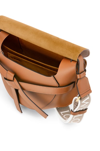 LOEWE Small Gate bag in soft calfskin and jacquard 棕褐色 plp_rd
