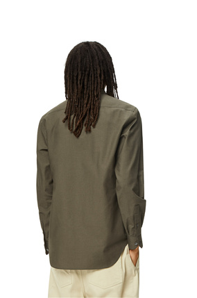 LOEWE Camisa en algodón con bolsillo y anagrama Verde Kaki