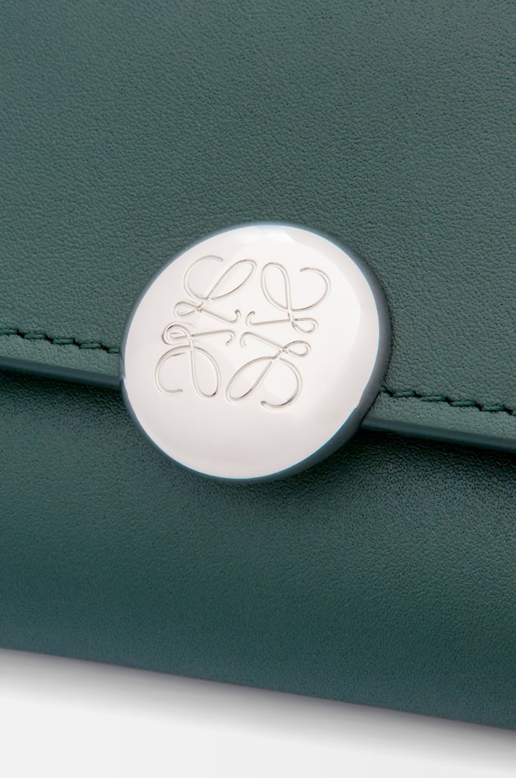 LOEWE Cartera vertical pequeña Pebble en piel napa de ternera Bosque Profundo