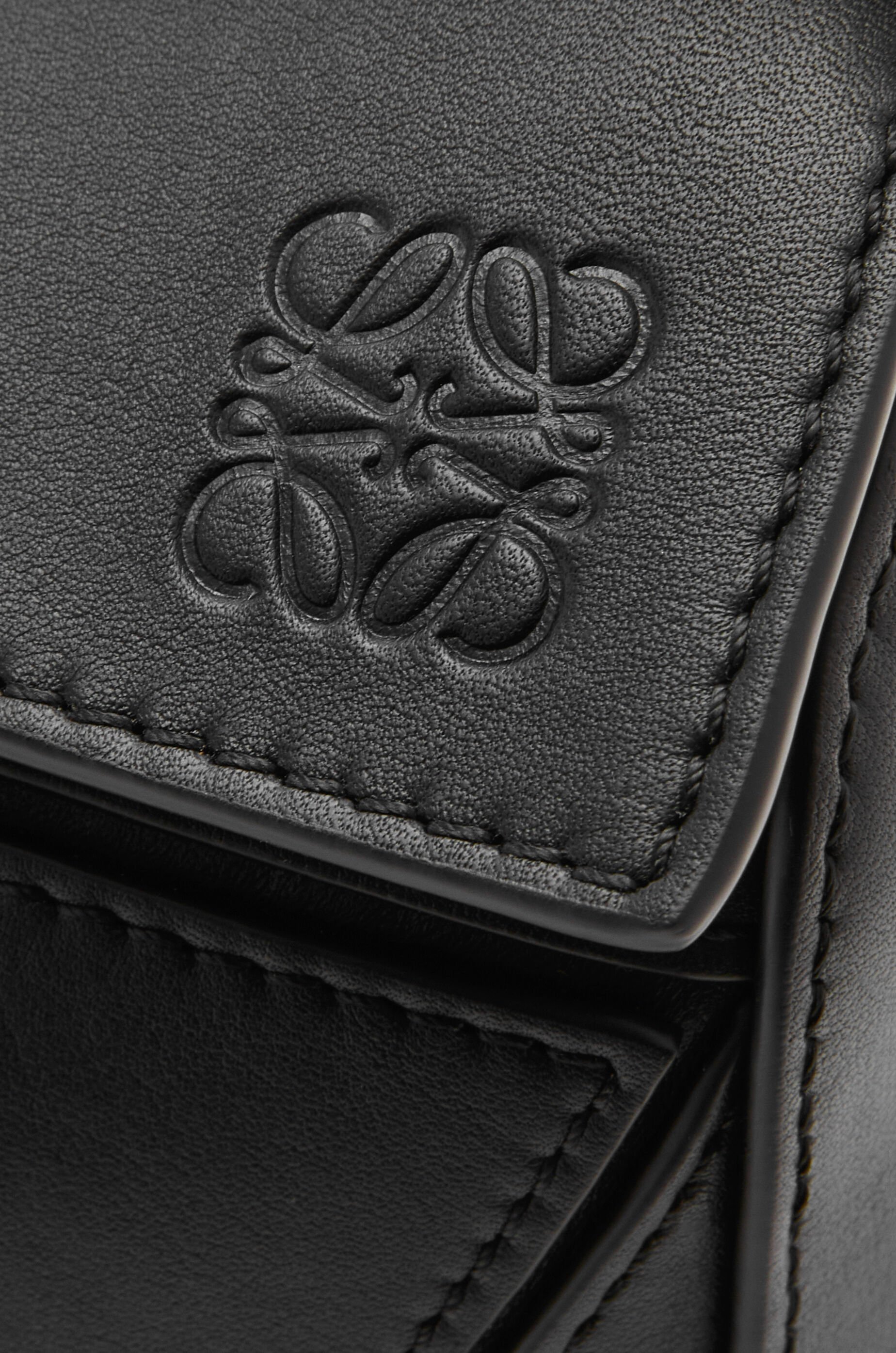 パズルバッグ スモール（スムースカーフ） ブラック - LOEWE