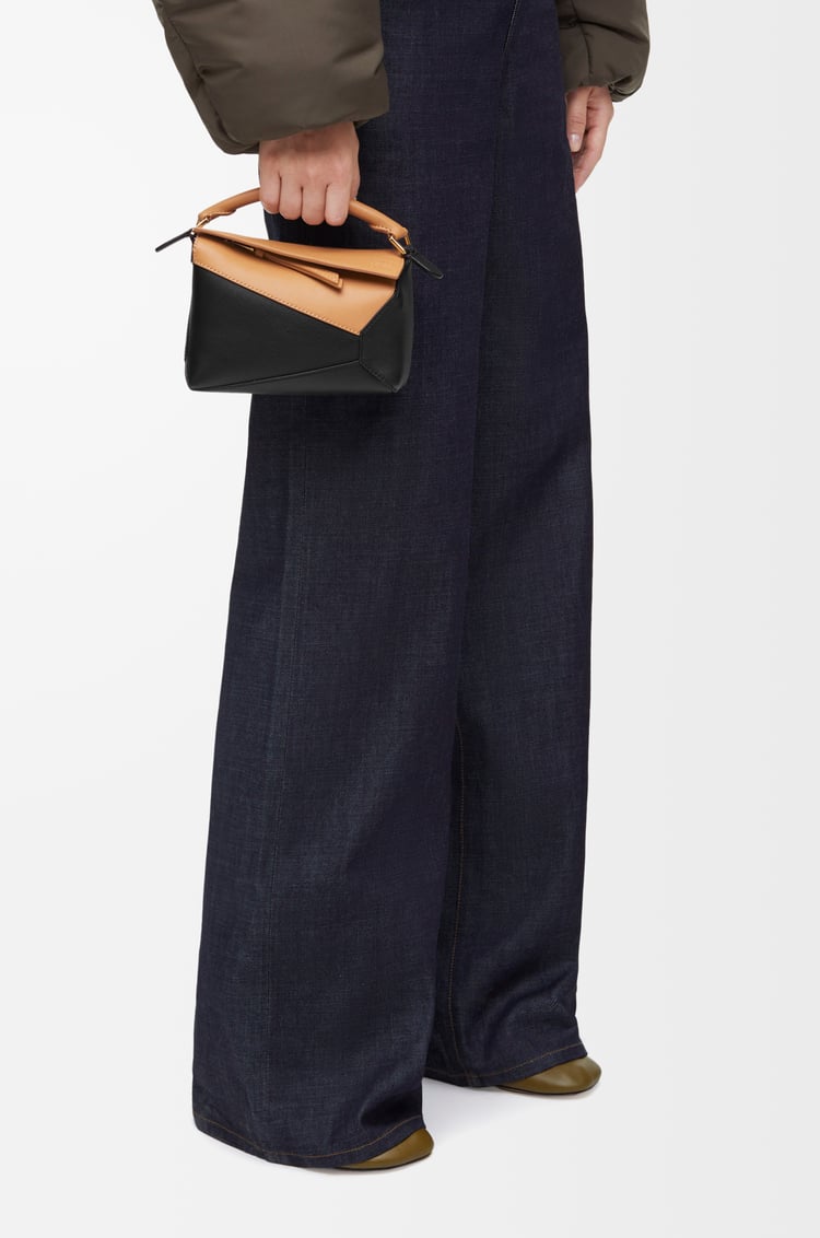 LOEWE Bolso Puzzle mini en piel de ternera Desierto Cálido/Negro