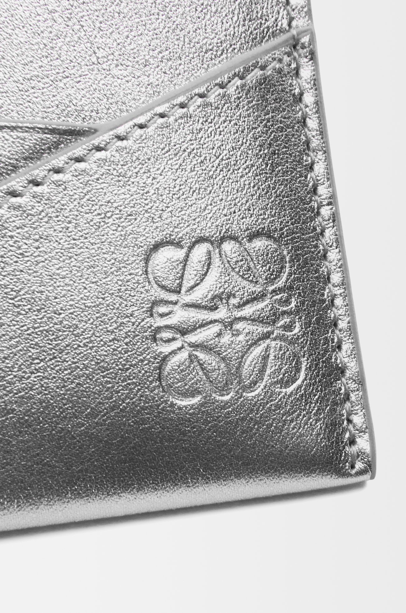 LOEWE Puzzle plain cardholder in metallic calfskin Silver/Pearl Grey plp_rd