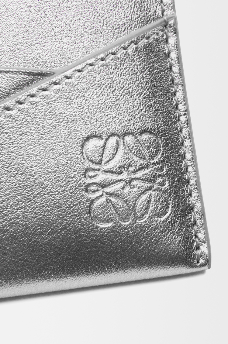 LOEWE Puzzle plain cardholder in metallic calfskin Silver/Pearl Grey
