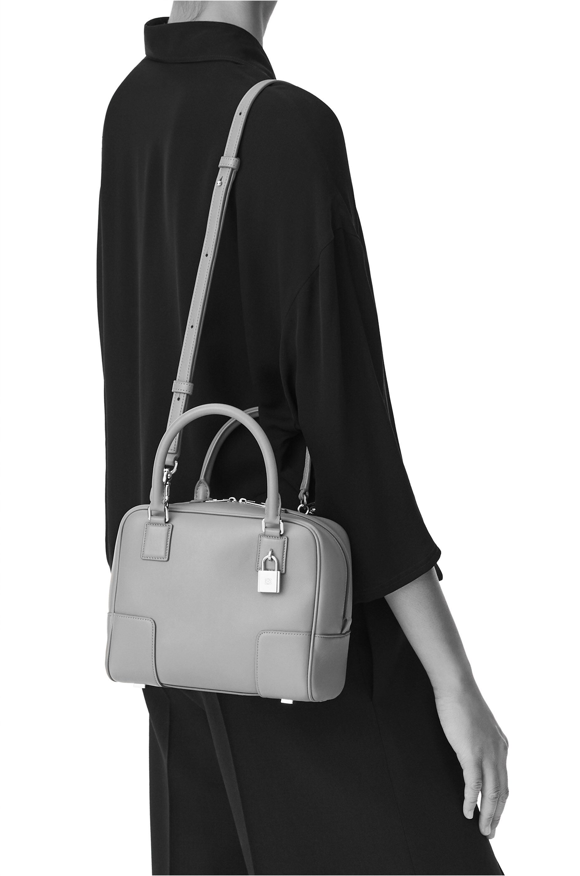 アマソナ19 スクエア バッグ (ナパカーフ) アボカドグリーン - LOEWE