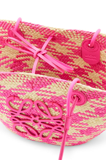 LOEWE Small Anagram Basket bag in raffia and calfskin 天然色/紫紅色 plp_rd