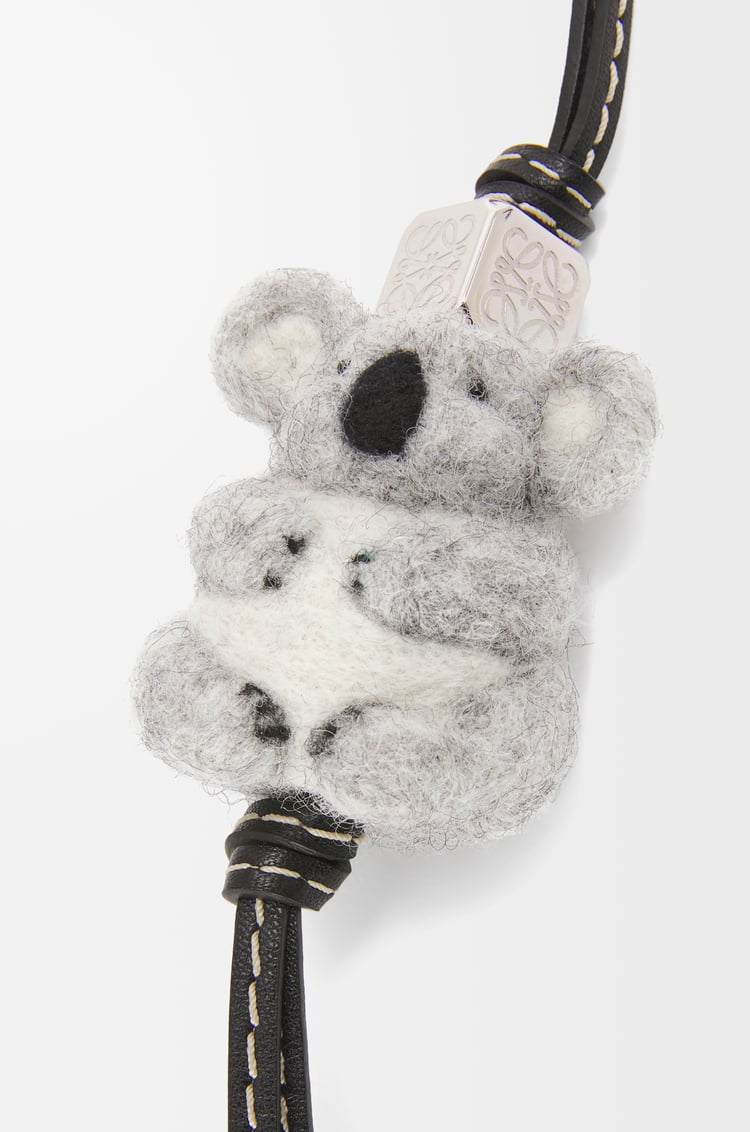 LOEWE Charm Koala en fieltro y piel de ternera Gris Claro/Negro