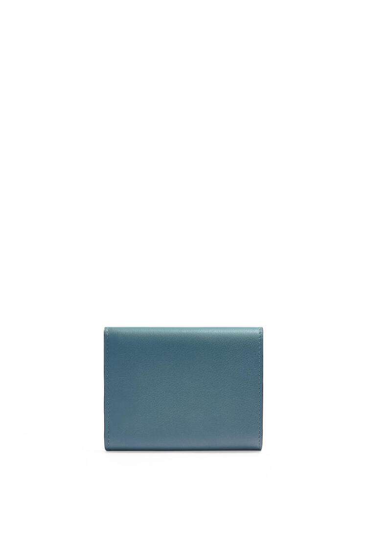 LOEWE Tarjetero tríptico Brand en piel de ternera Azul Tormenta/Verde Marmol pdp_rd